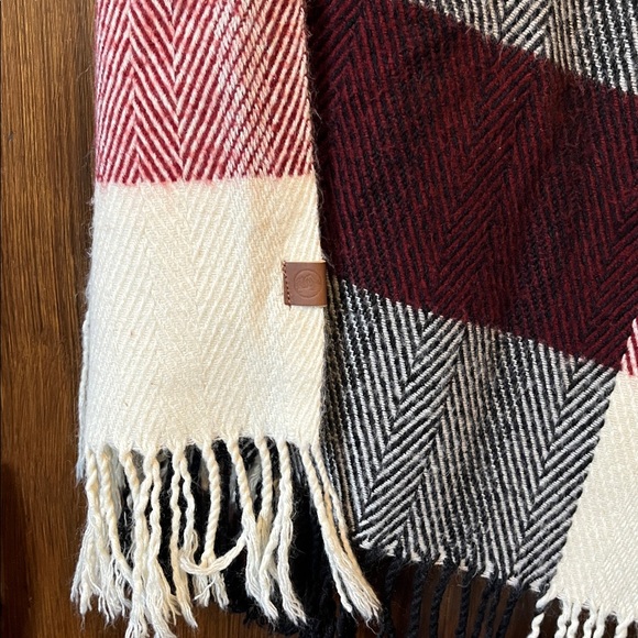 Elegant Large Plaid Scarf in Black, Cream, and Red - Picture 2 of 8
